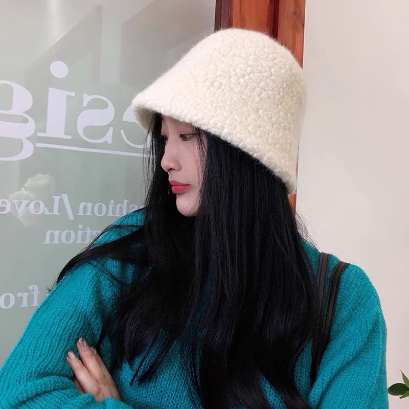 CHANEL BUCKET HAT IN WHITE LAMB FUR 422035