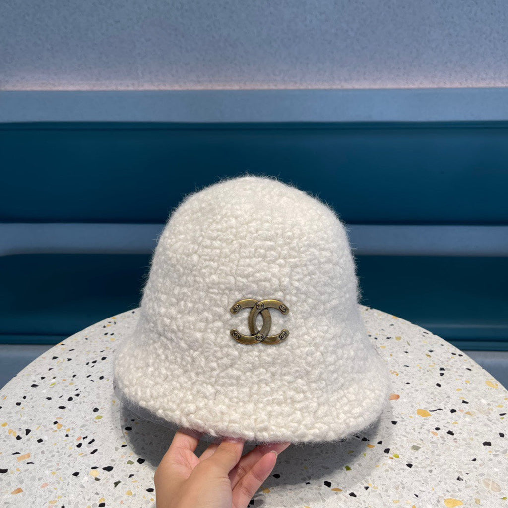 CHANEL BUCKET HAT IN WHITE LAMB FUR 422035