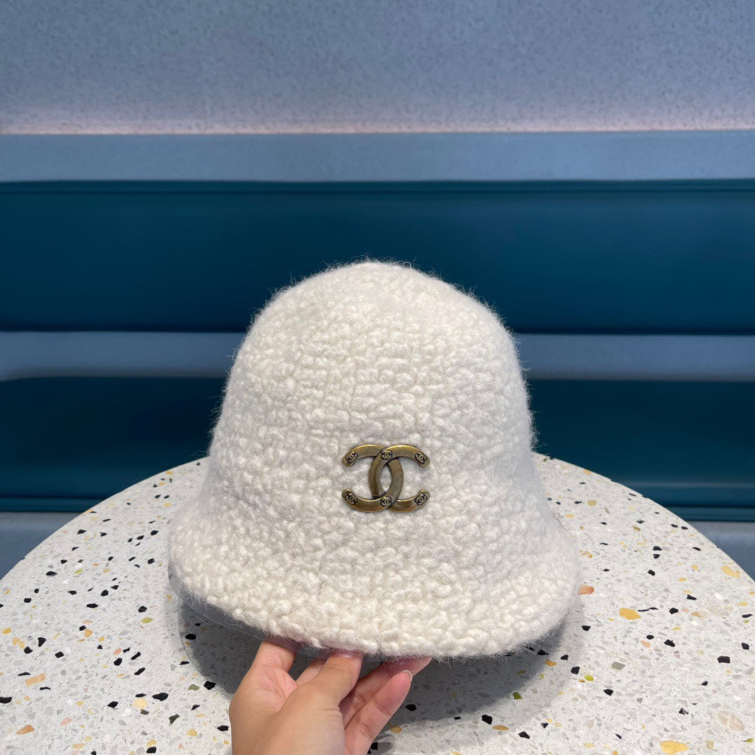 CHANEL BUCKET HAT IN WHITE LAMB FUR 422035
