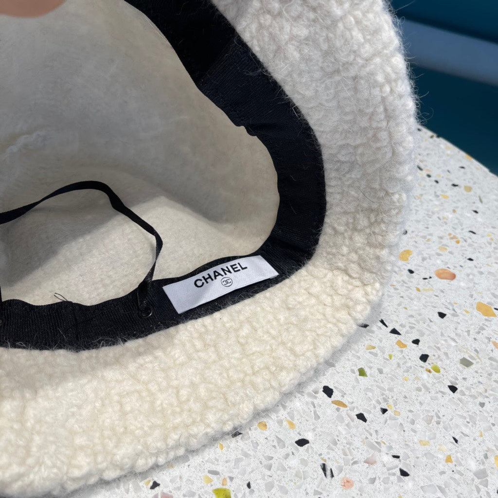 CHANEL BUCKET HAT IN WHITE LAMB FUR 422035