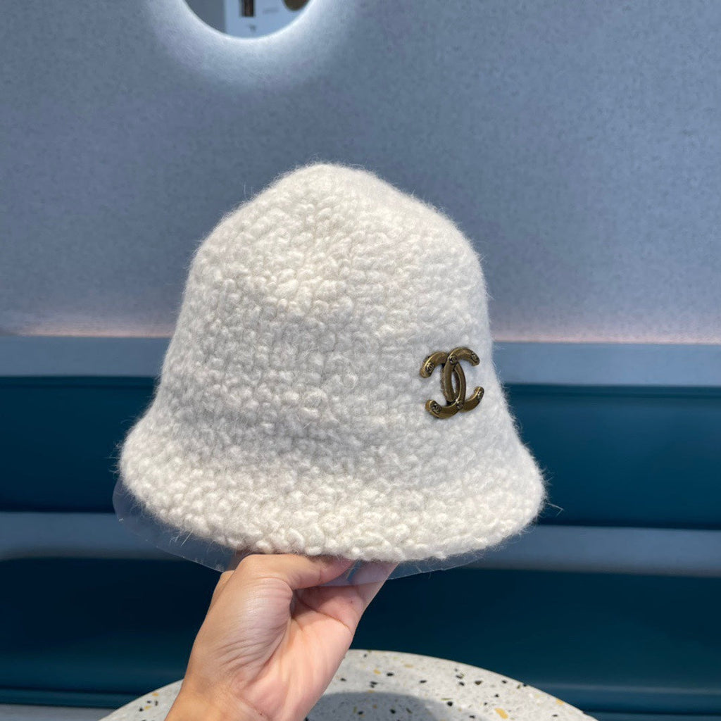 CHANEL BUCKET HAT IN WHITE LAMB FUR 422035
