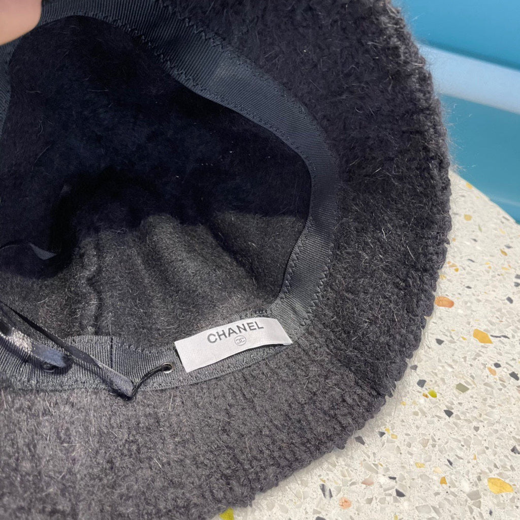 CHANEL BUCKET HAT IN BLACK LAMB FUR 422036
