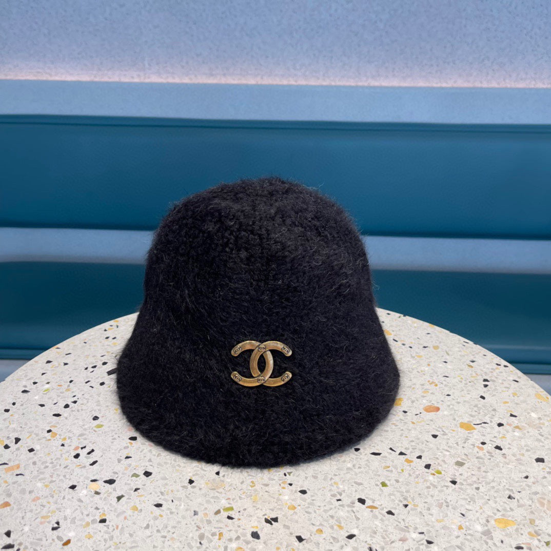 CHANEL BUCKET HAT IN BLACK LAMB FUR 422036