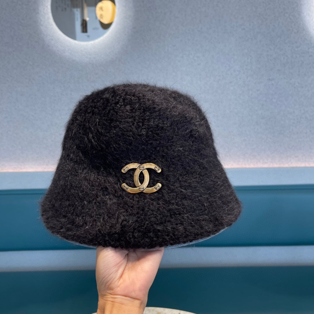 CHANEL BUCKET HAT IN BLACK LAMB FUR 422036