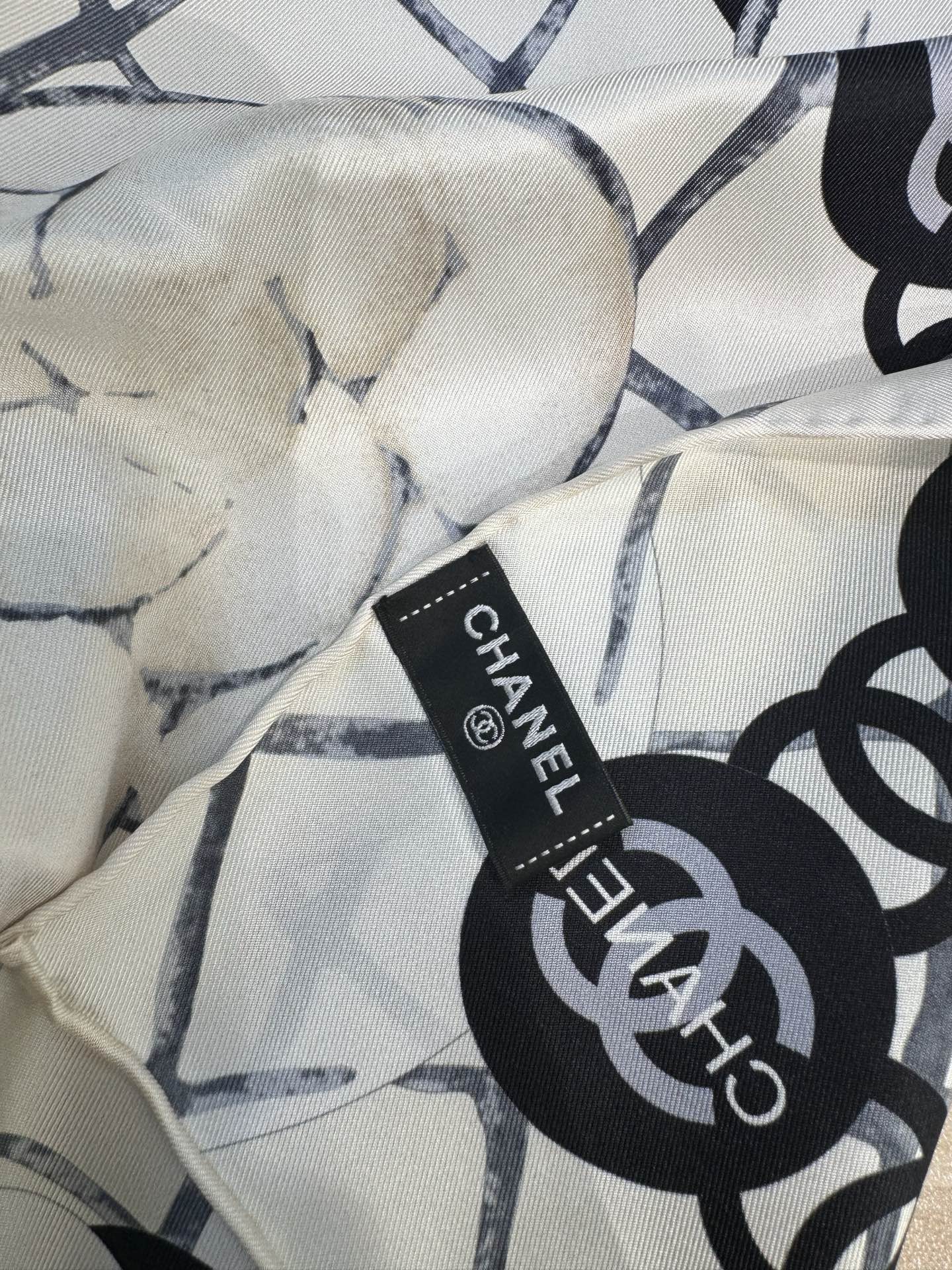 CHANEL 25S SCARF 90 IN CASHMERE SILK 737219