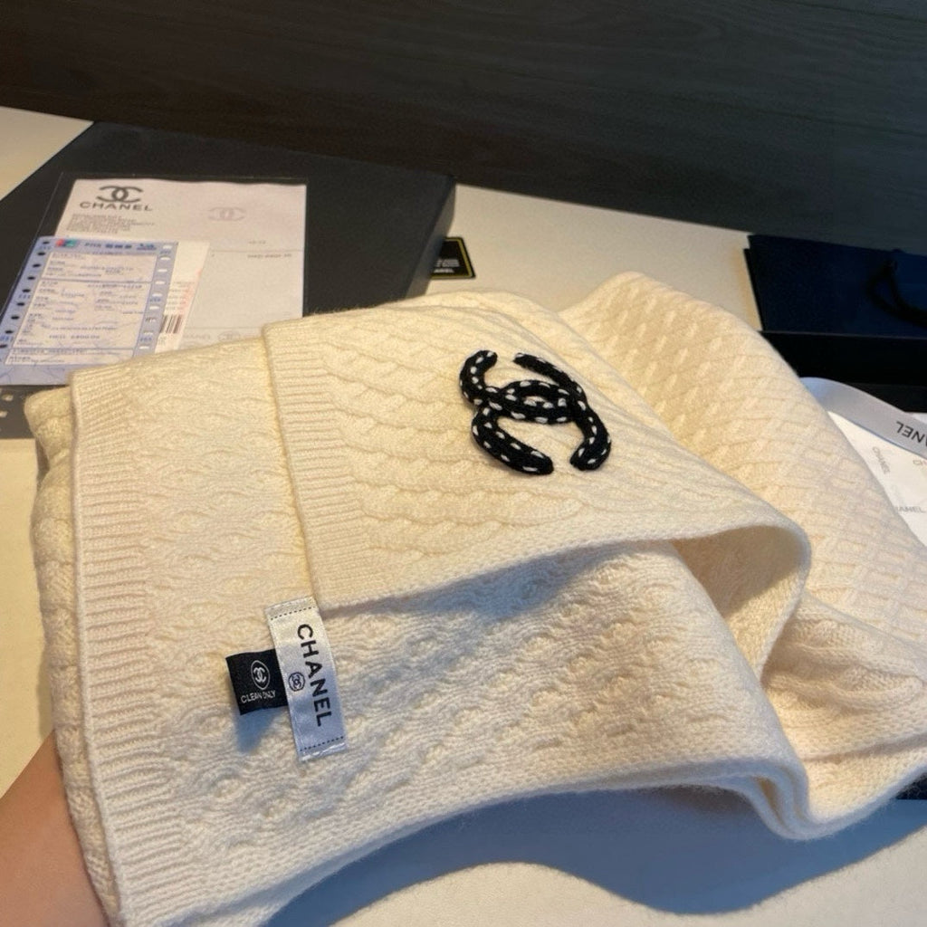 CHANEL SCARF 170 CM IN WHITE CASHMERE WITH BLACK LOGO 401990