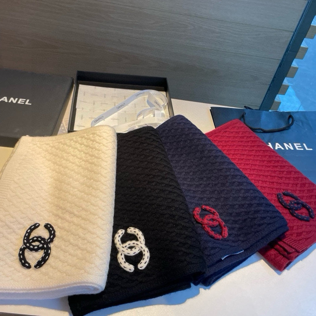 CHANEL SCARF 170 CM IN WHITE CASHMERE WITH BLACK LOGO 401990