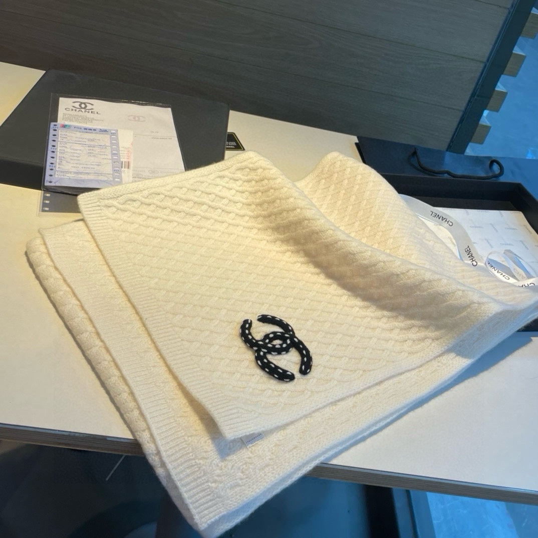CHANEL SCARF 170 CM IN WHITE CASHMERE WITH BLACK LOGO 401990
