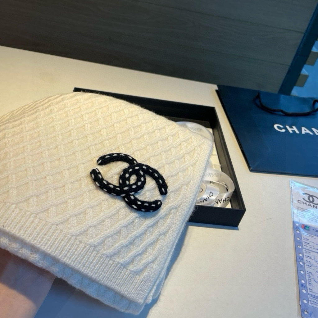 CHANEL SCARF 170 CM IN WHITE CASHMERE WITH BLACK LOGO 401990