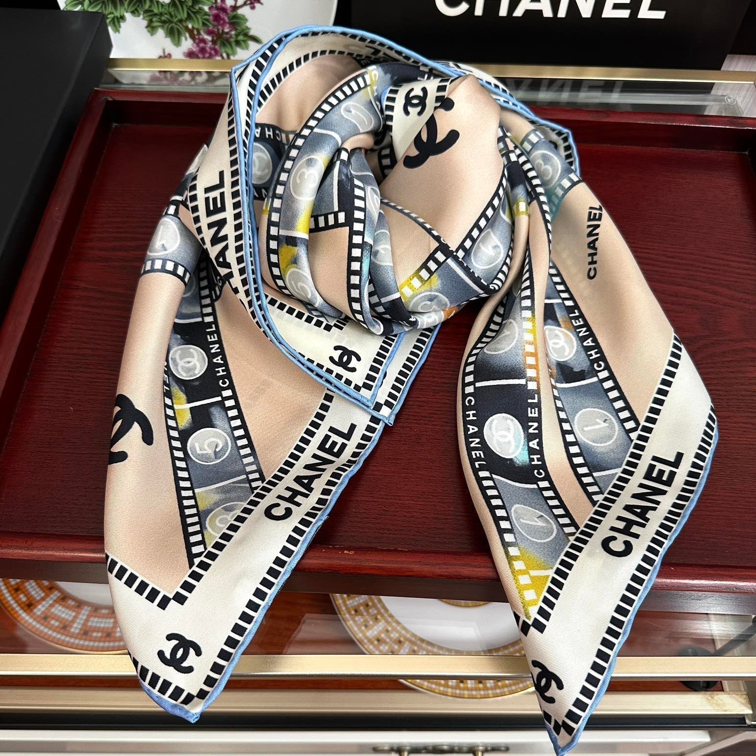 CHANEL 25S SCARF 90 IN SILK 727362