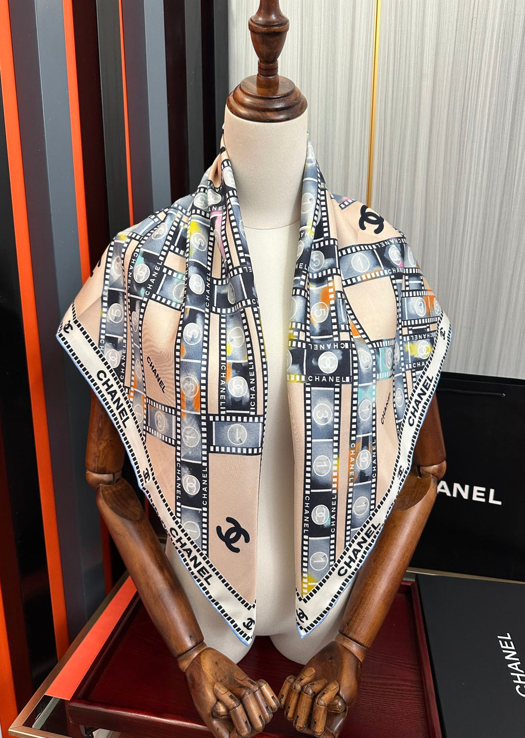 CHANEL 25S SCARF 90 IN SILK 727362