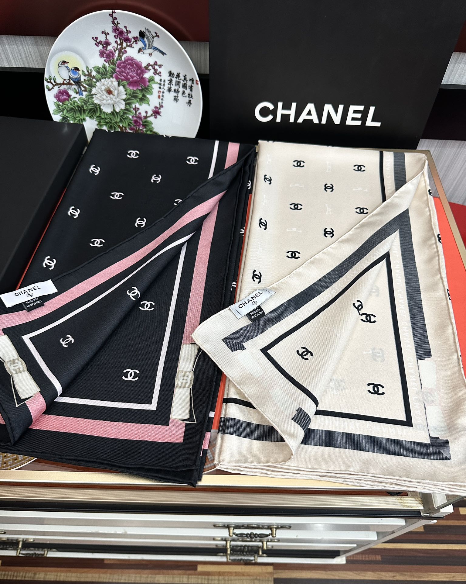 CHANEL 25S SCARF 90 IN SILK 730537