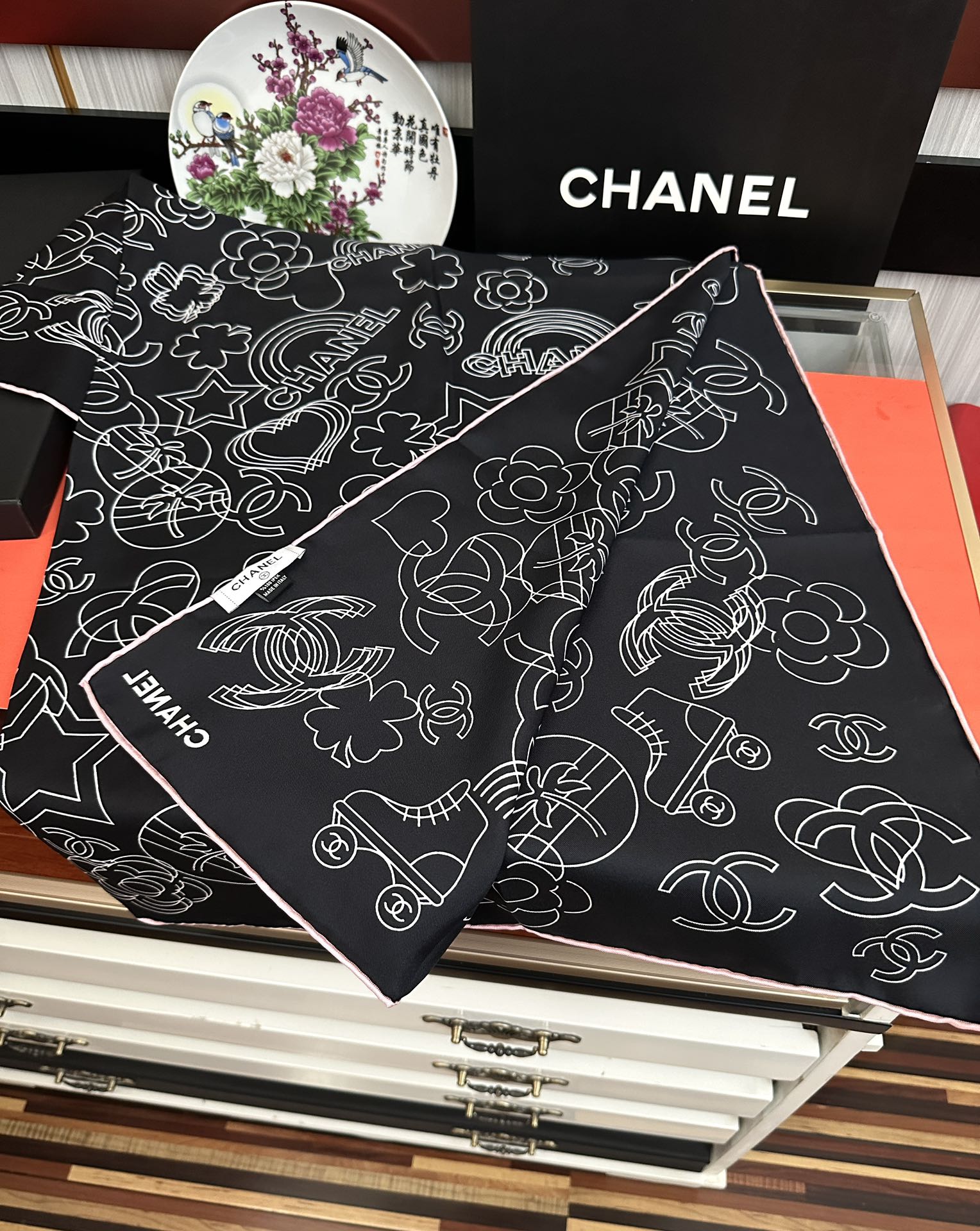 CHANEL 25S SCARF 90 IN SILK 738436