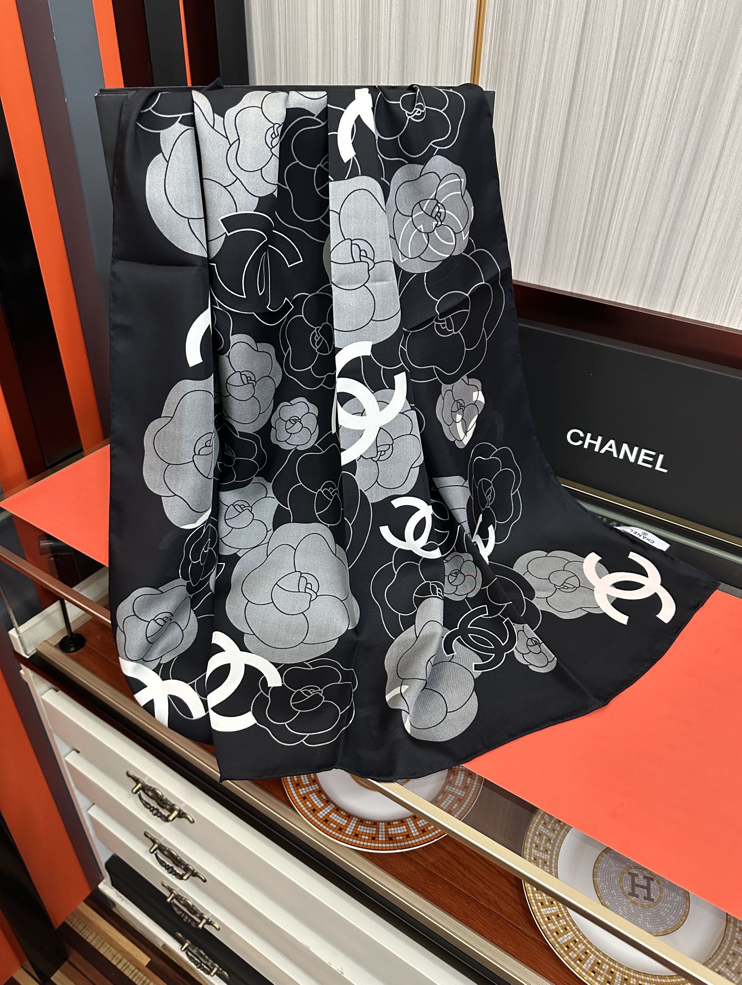 CHANEL 25S SCARF 90 IN SILK 738464