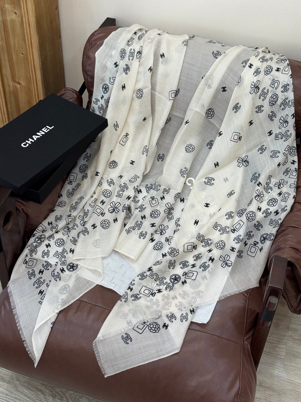 CHANEL 25S SCARF 200 IN CASHMERE 727296