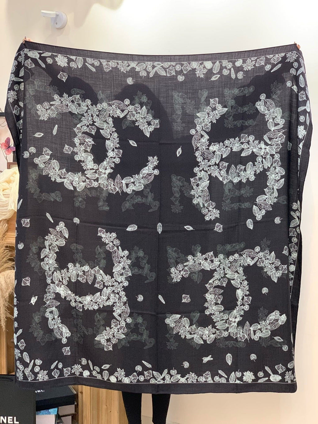 CHANEL 25S SCARF 135 IN CASHMERE 883660