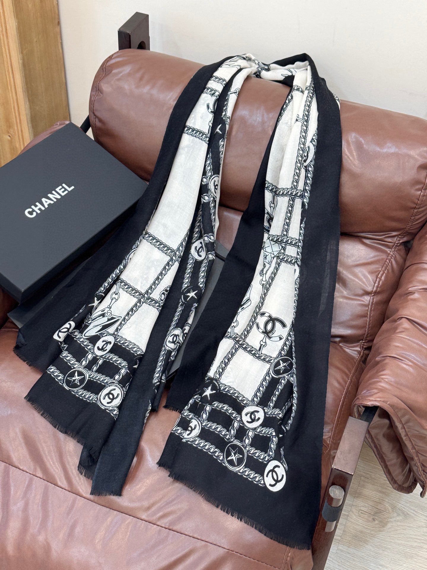 CHANEL 25S SCARF 200 IN CASHMERE 931948