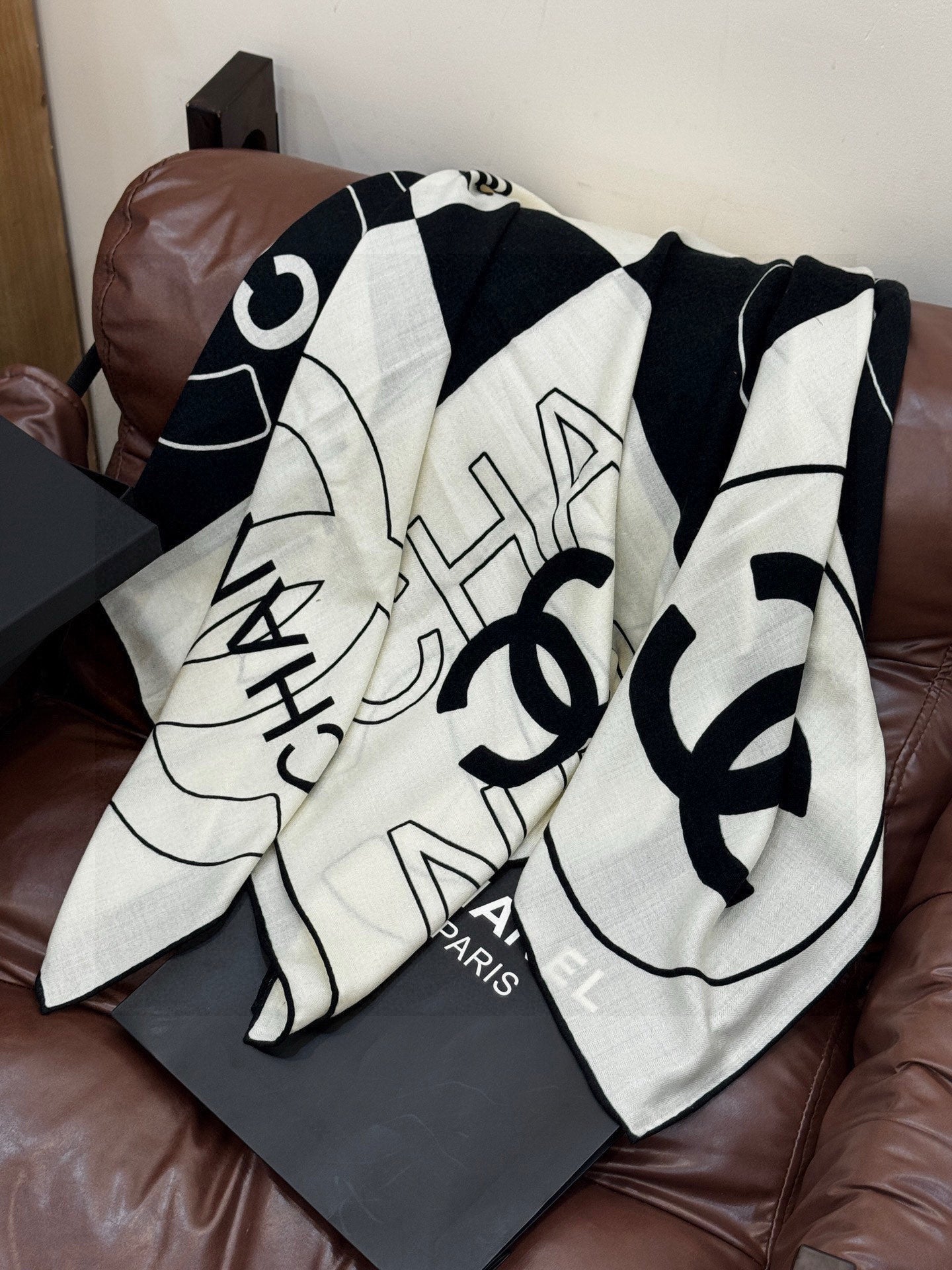 CHANEL 25S SCARF 135 IN SILK AND CASHMERE 932037