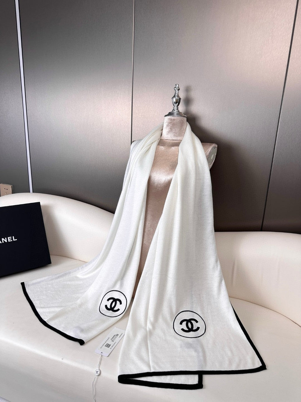 CHANEL LONG SCARF 200 CM IN WHITE CASHMERE AND SILK 396410