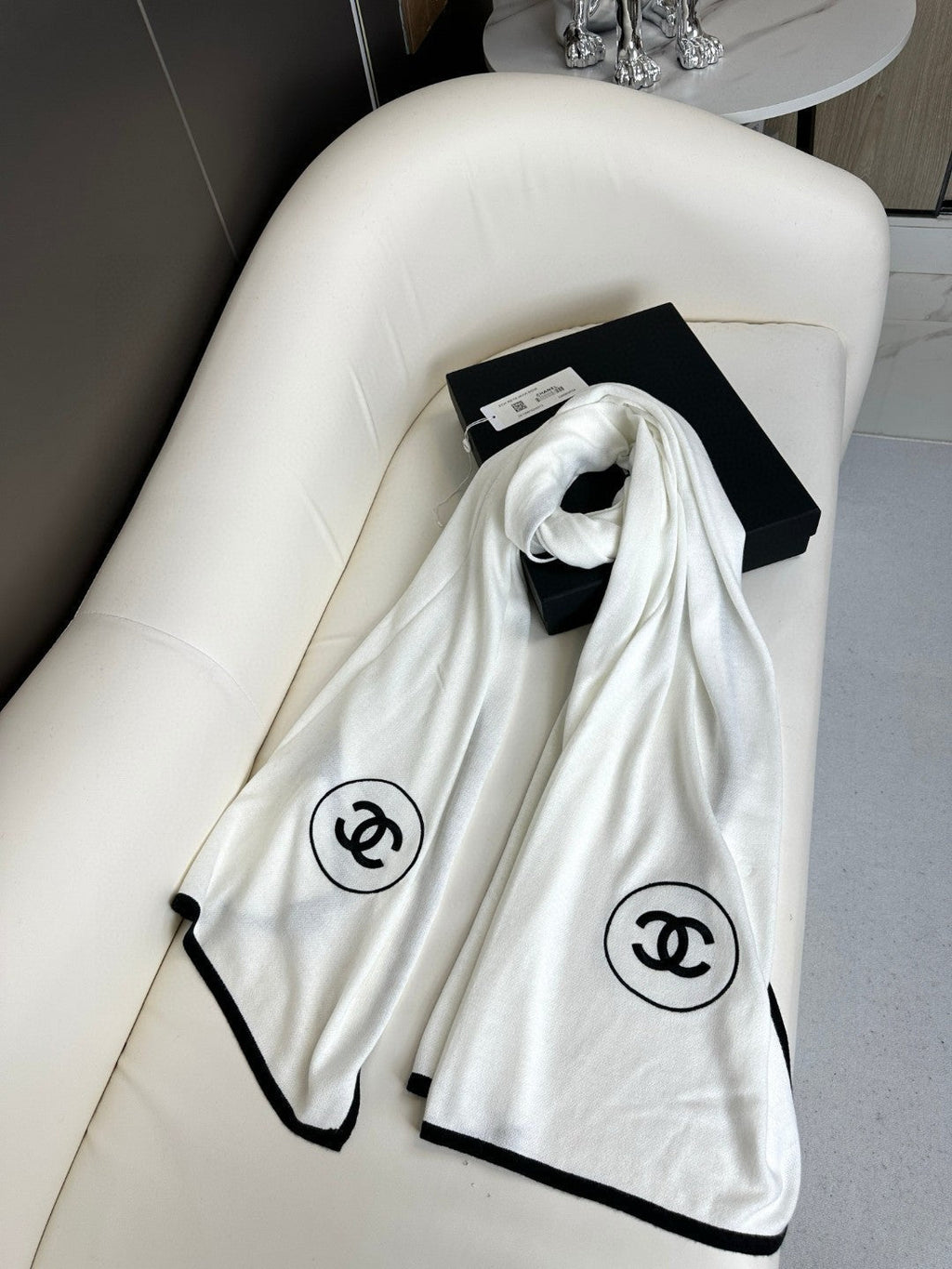 CHANEL LONG SCARF 200 CM IN WHITE CASHMERE AND SILK 396410