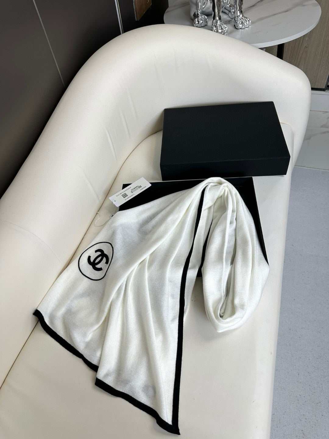 CHANEL LONG SCARF 200 CM IN WHITE CASHMERE AND SILK 396410