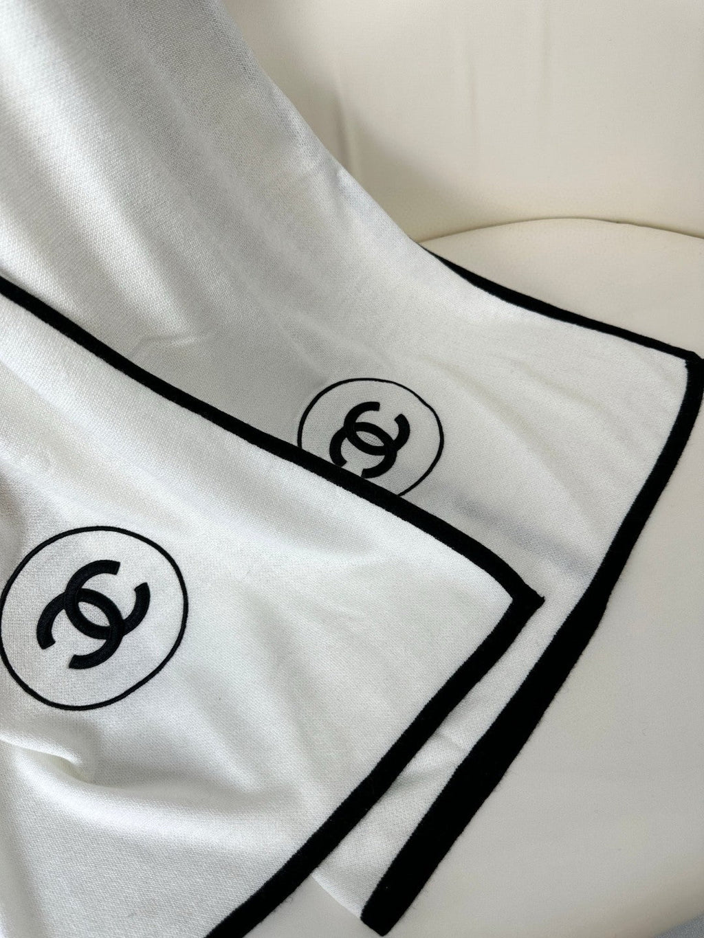CHANEL LONG SCARF 200 CM IN WHITE CASHMERE AND SILK 396410