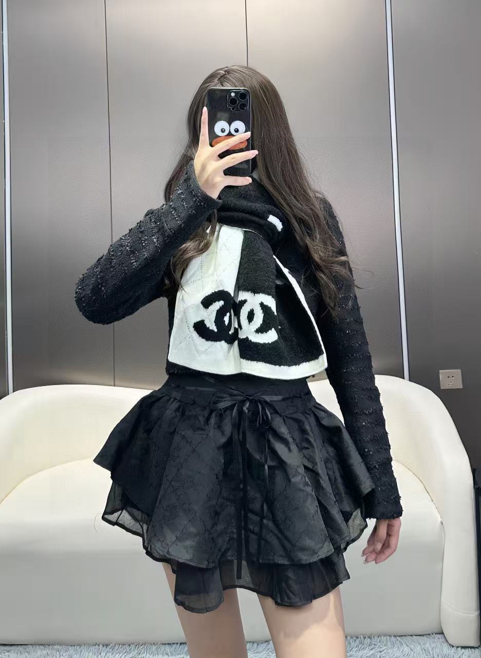 CHANEL 25S SCARF 180 IN CASHMERE 881631