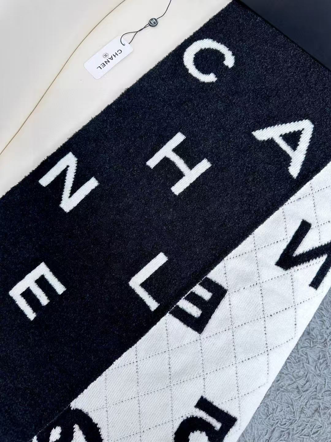 CHANEL 25S SCARF 180 IN CASHMERE 881631