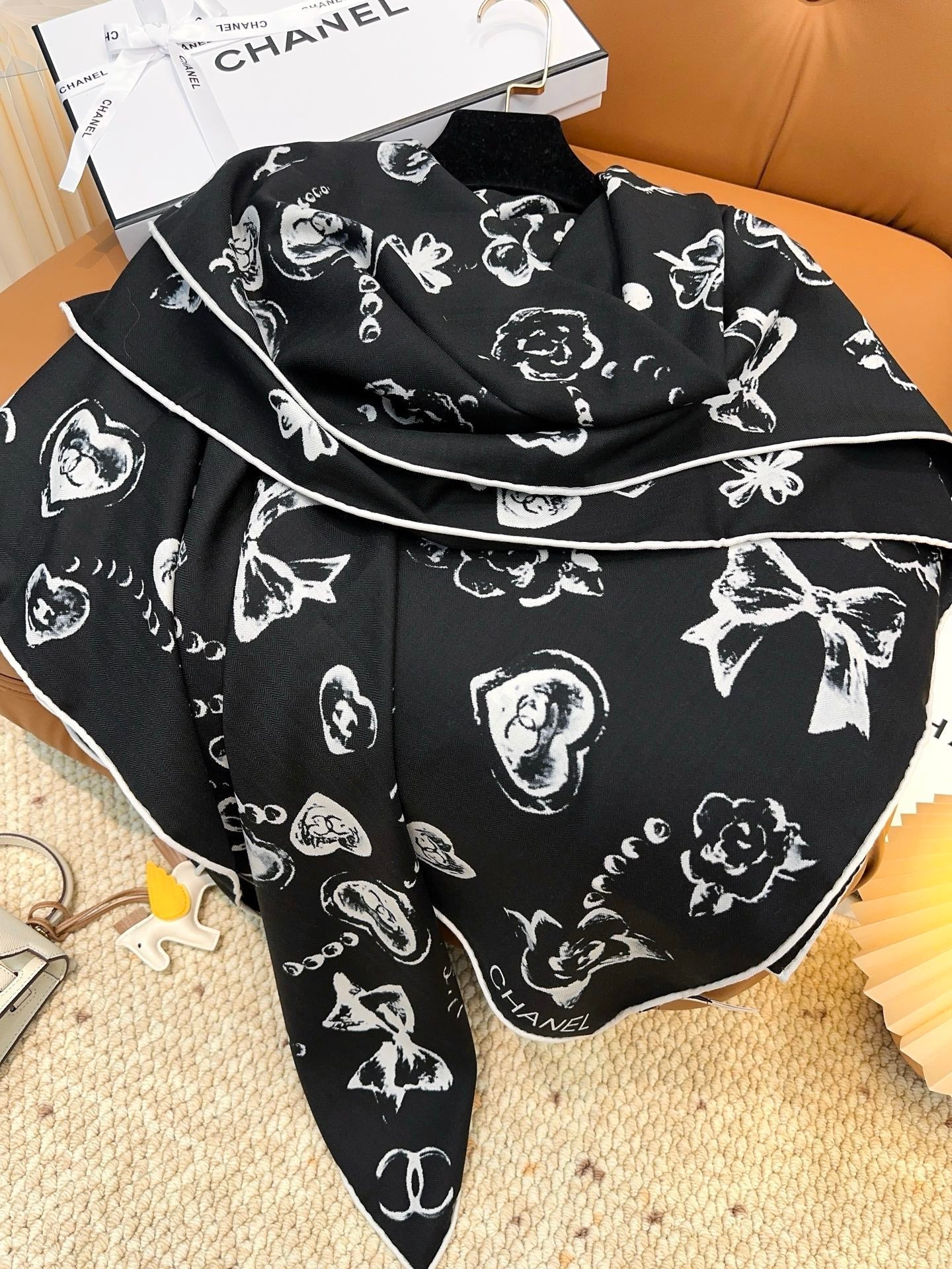 CHANEL 25S SCARF 140 CM IN CASHMERE SILK 943924