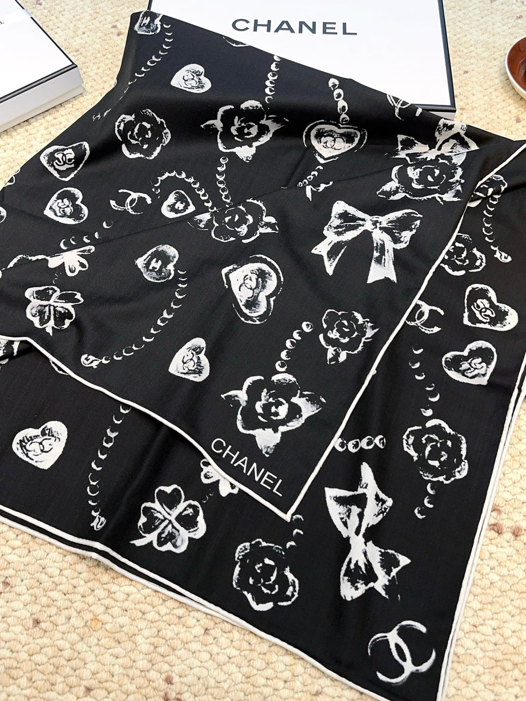 CHANEL 25S SCARF 140 CM IN CASHMERE SILK 943924