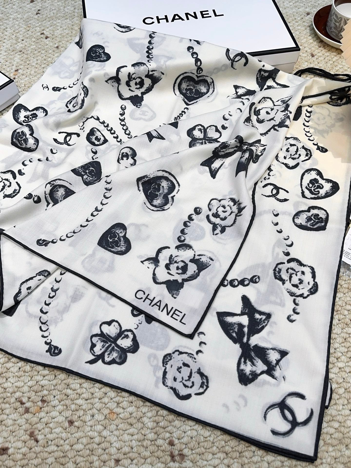 CHANEL 25S SCARF 140 CM IN CASHMERE SILK 943923