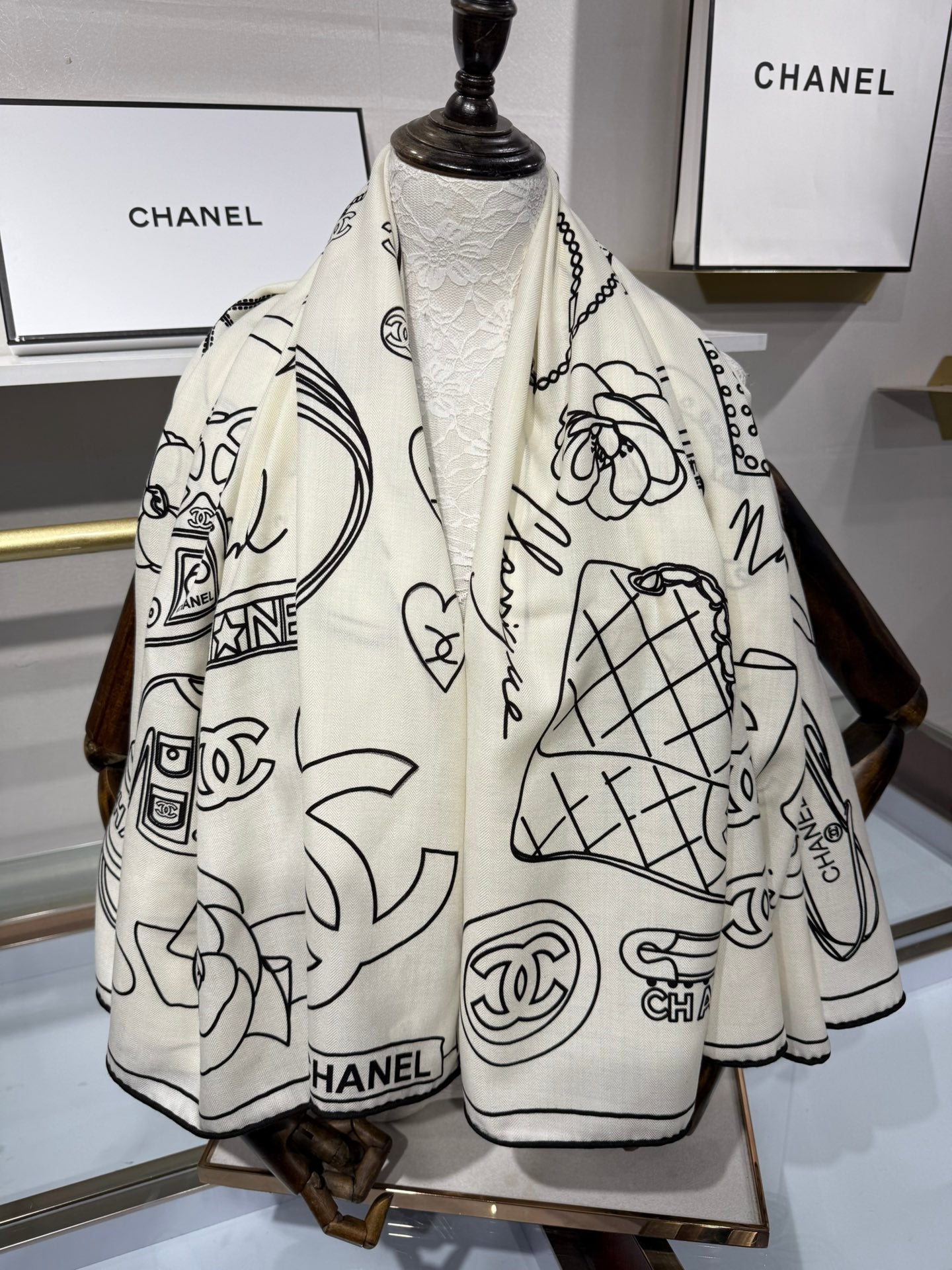 CHANEL 25S SCARF 140 IN SILK 732180