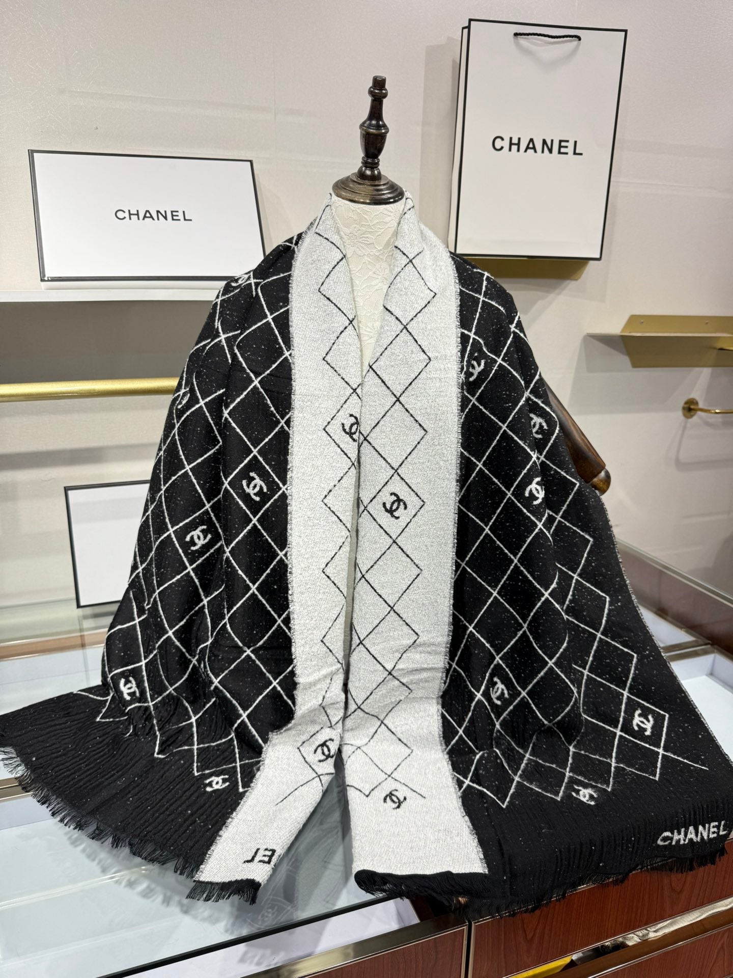 CHANEL 25S SCARF 195 IN CASHMERE 880355